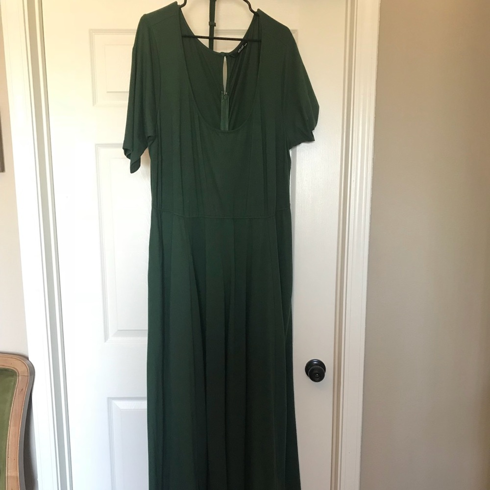 Green Maxi dress with belt. NWOT